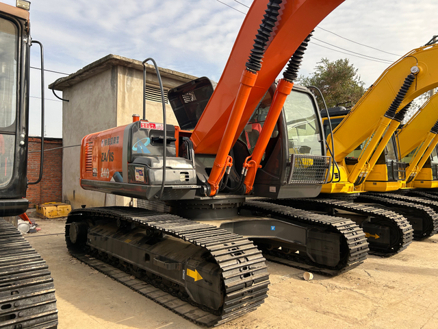 Pelle sur chenilles Hitachi ZX240 d'occasion avec pompe hydraulique
