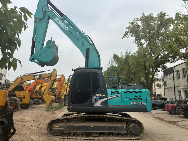 Excavadora de orugas Kobelco SK210 usada con motor Cummins en buenas condiciones