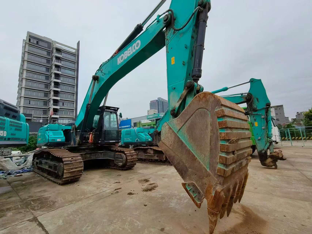 Excavatrice sur chenilles Kobelco SK380XD d'occasion avec moteur Hino en bon &eacute;tat