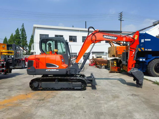 Mini pelle sur chenilles Doosan DX55-9C d'occasion avec pompe hydraulique