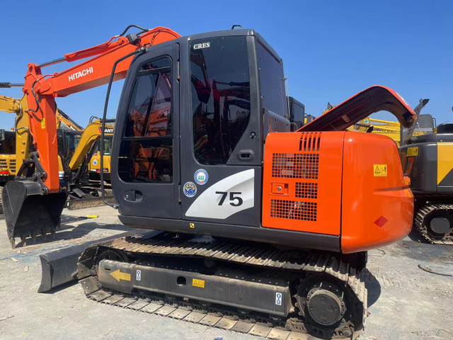 Gebrauchter Hitachi ZX75 Mini-Raupenbagger mit Hydraulikpumpe