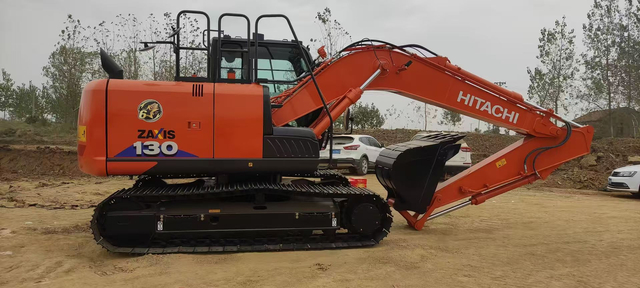 Pelle sur chenilles Hitachi ZX130 d'occasion avec pompe hydraulique