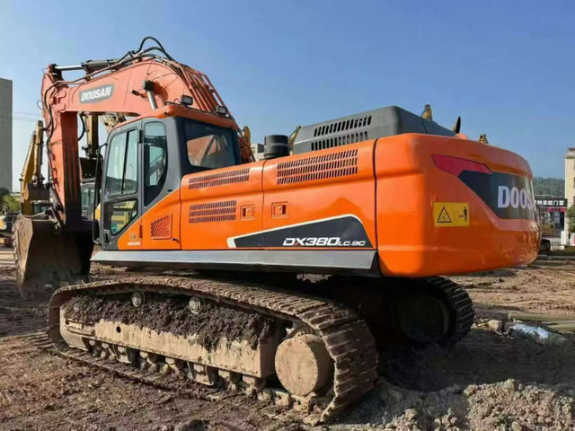 Pelle sur chenilles Doosan DX380LC-9C d'occasion avec pompe hydraulique