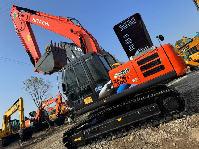 Гусеничный экскаватор Hitachi ZX200 б/у с гидравлическим насосом