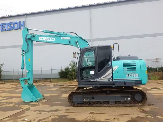 Гусеничный экскаватор Kobelco SK130 с гидравлическим насосом в хорошем состоянии