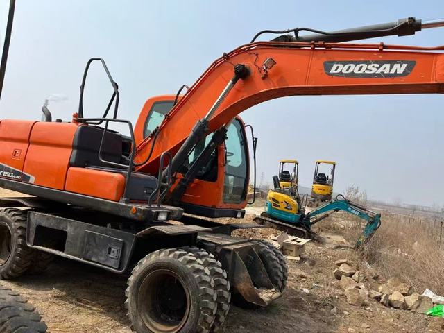 Колесный экскаватор Doosan DX150W-9 с гидравлическим насосом б/у
