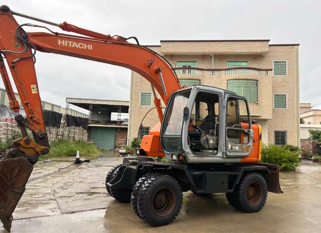 Excavadora de ruedas Hitachi ZX125 usada con bomba hidr&aacute;ulica